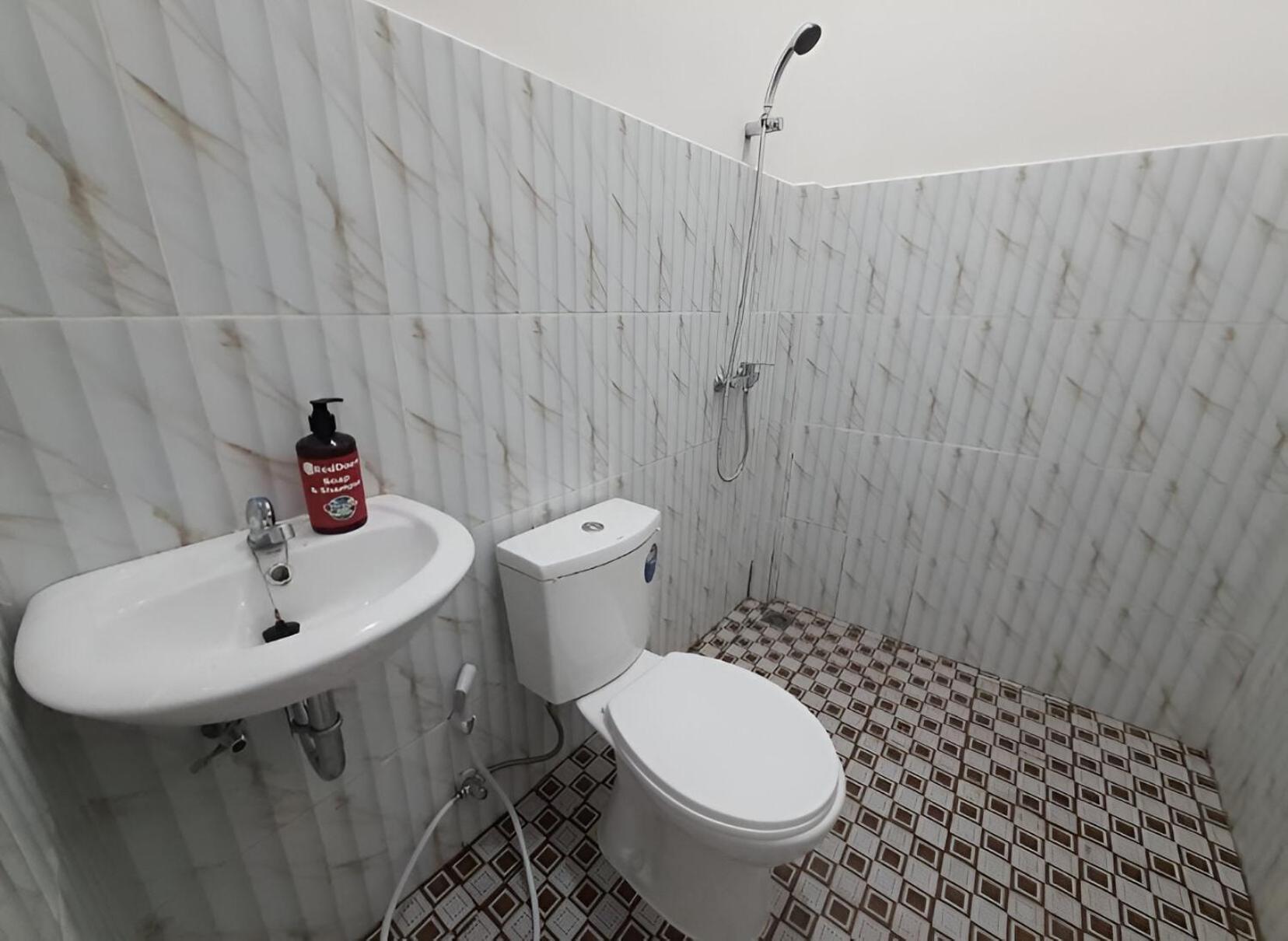 Hotel Oyo 93306 Permana Supadio Airport Pontianak