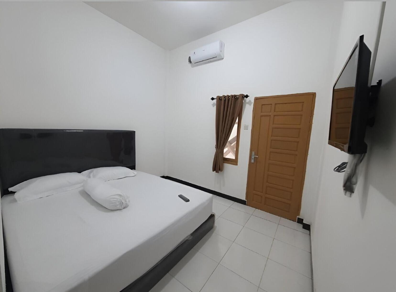 Oyo 93306 Permana Supadio Airport 2*